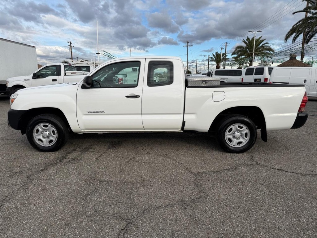 Toyota Tacoma Vehicle Full-screen Gallery Image 11
