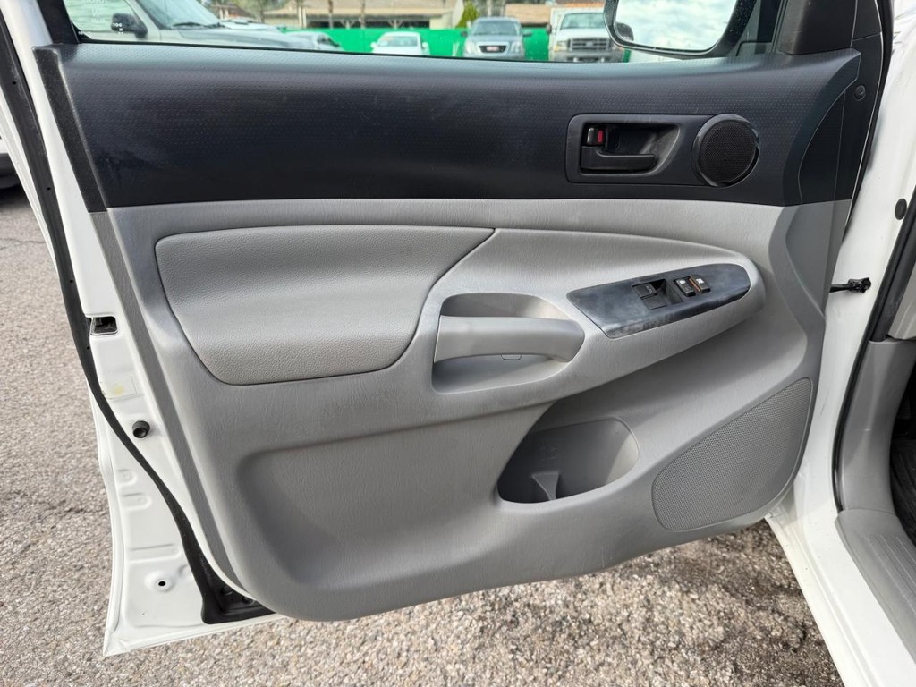 Toyota Tacoma Vehicle Full-screen Gallery Image 15