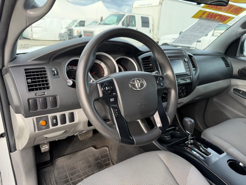Toyota Tacoma Vehicle Full-screen Gallery Image 16