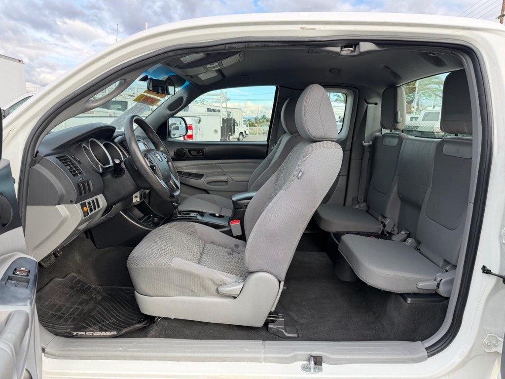 Toyota Tacoma Vehicle Full-screen Gallery Image 17