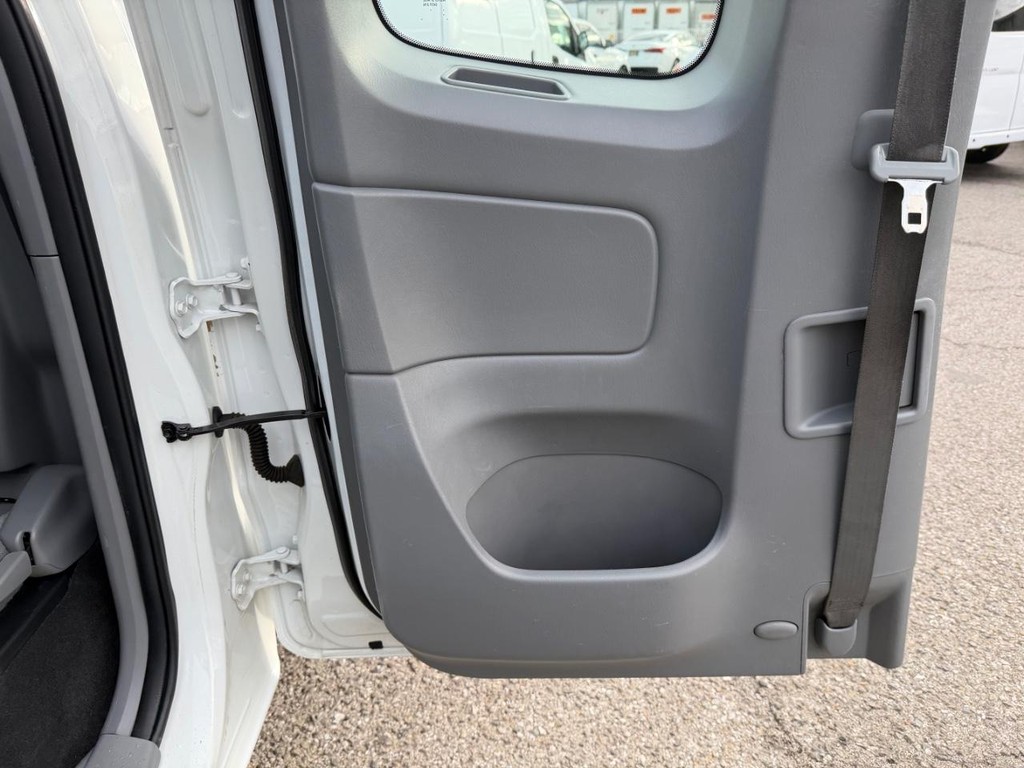 Toyota Tacoma Vehicle Full-screen Gallery Image 18