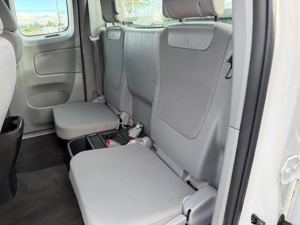 Toyota Tacoma Vehicle Full-screen Gallery Image 19