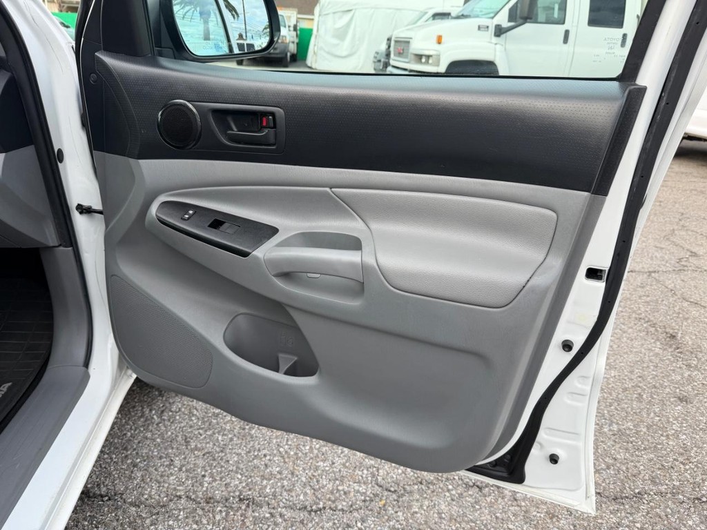 Toyota Tacoma Vehicle Full-screen Gallery Image 20