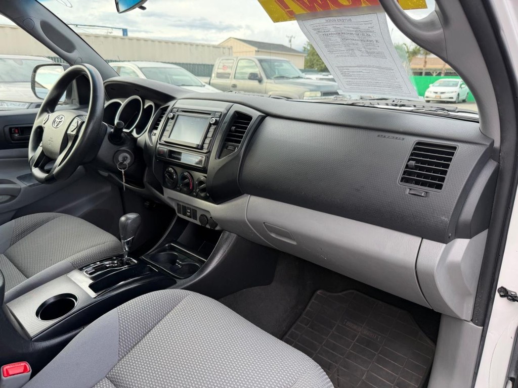 Toyota Tacoma Vehicle Full-screen Gallery Image 21