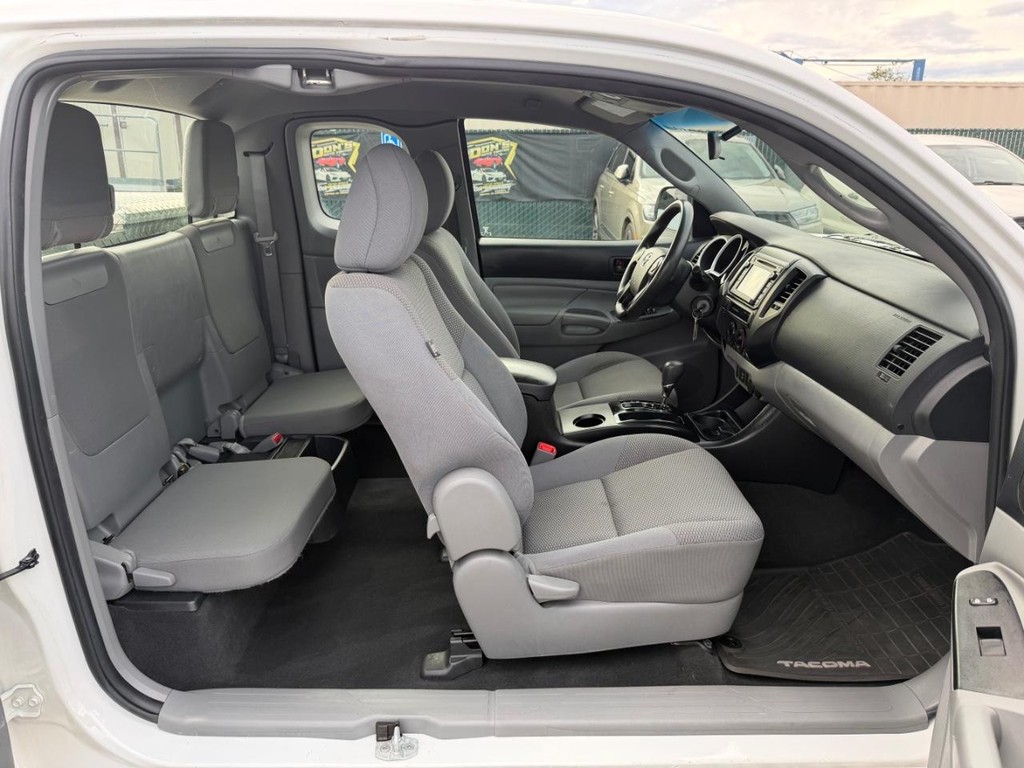 Toyota Tacoma Vehicle Full-screen Gallery Image 22