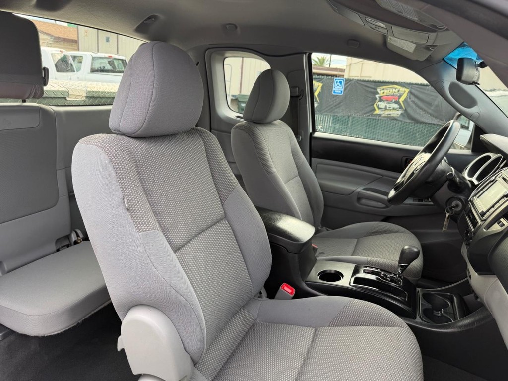 Toyota Tacoma Vehicle Full-screen Gallery Image 23