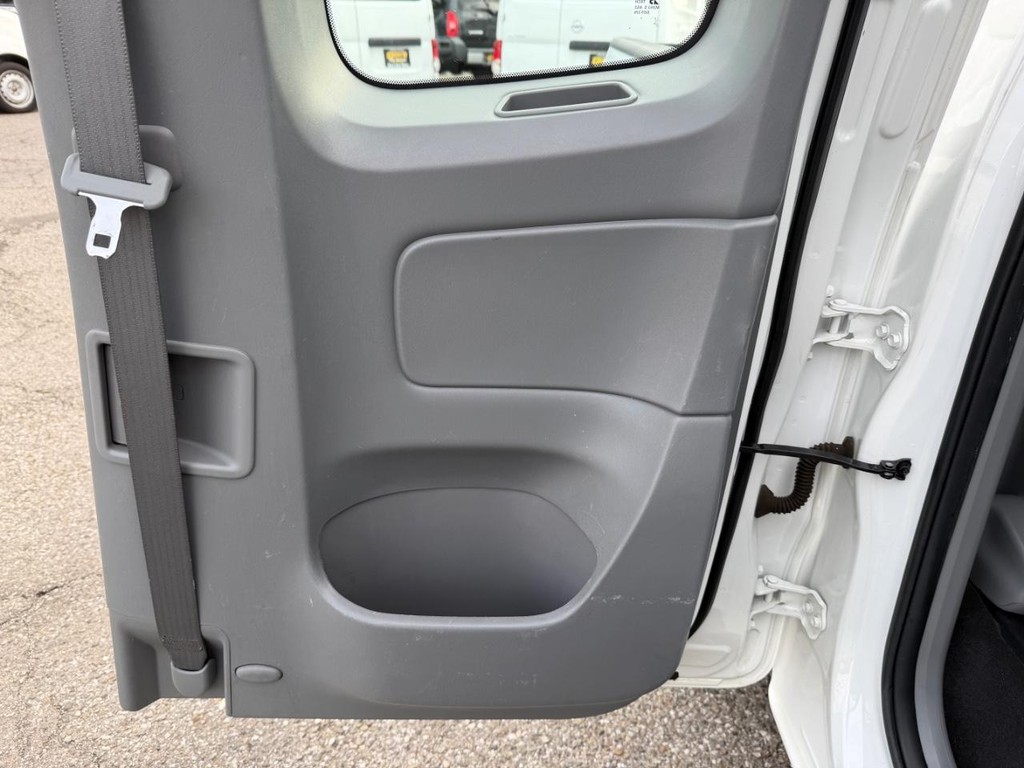 Toyota Tacoma Vehicle Full-screen Gallery Image 24