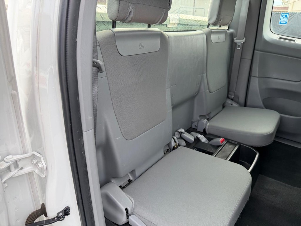 Toyota Tacoma Vehicle Full-screen Gallery Image 25