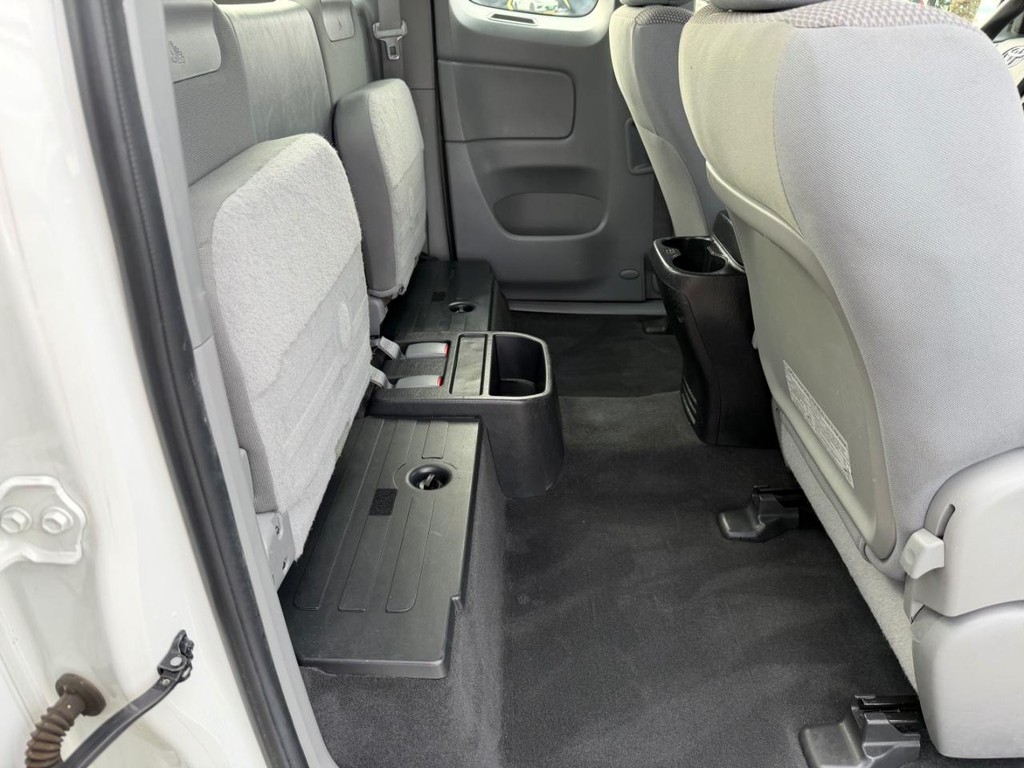 Toyota Tacoma Vehicle Full-screen Gallery Image 26