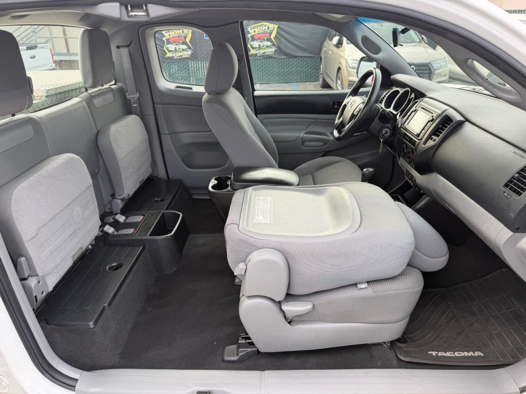 Toyota Tacoma Vehicle Full-screen Gallery Image 27