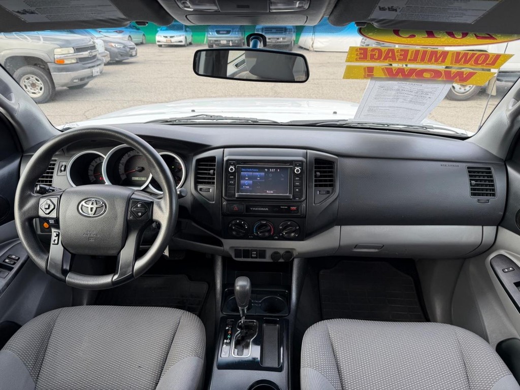 Toyota Tacoma Vehicle Full-screen Gallery Image 28