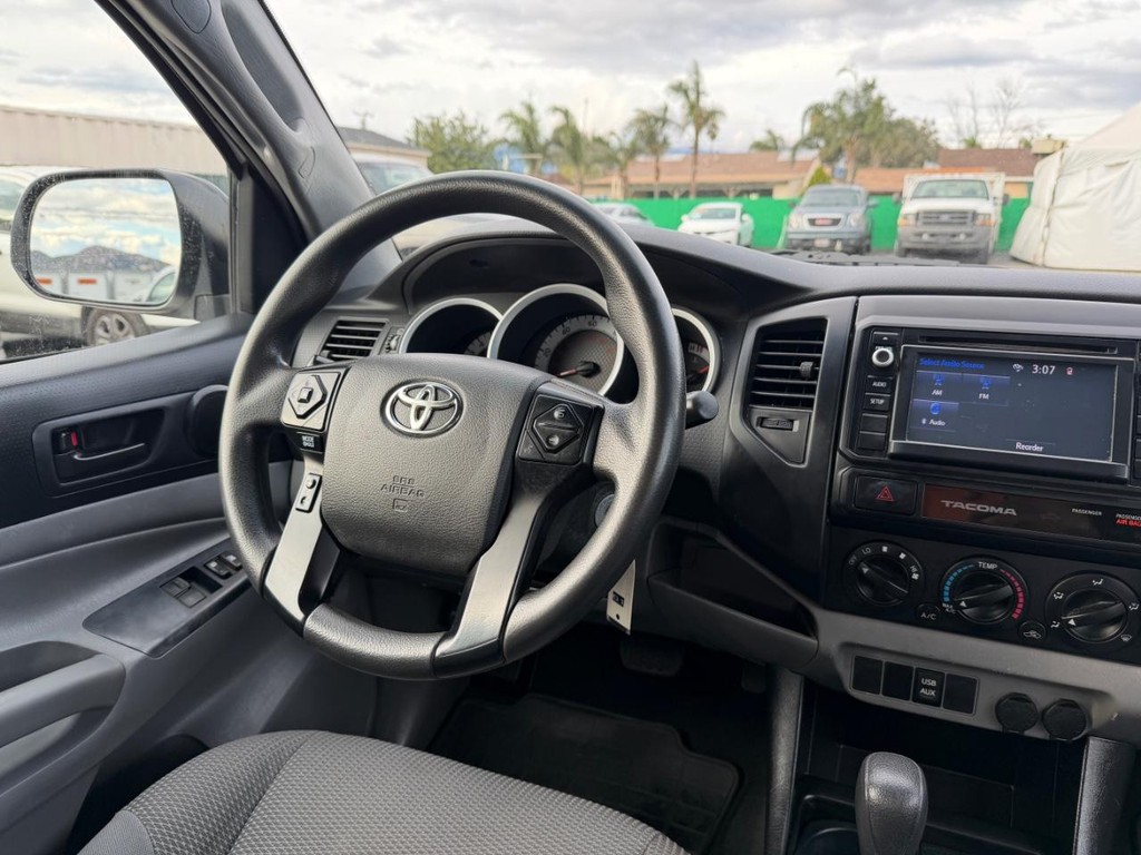 Toyota Tacoma Vehicle Full-screen Gallery Image 29