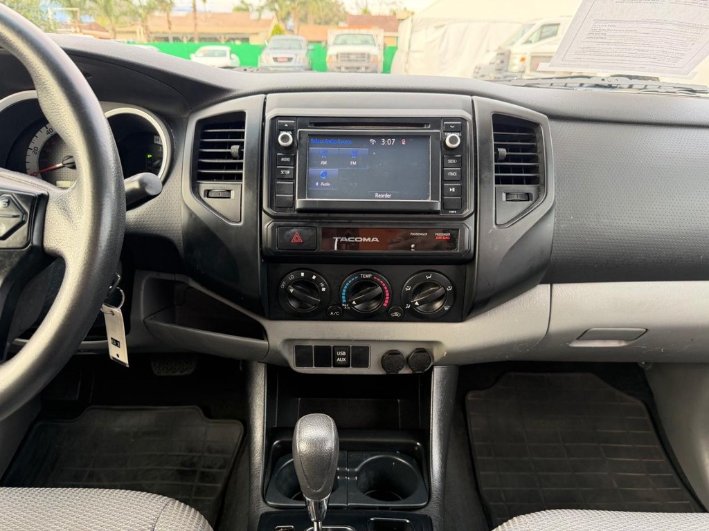 Toyota Tacoma Vehicle Full-screen Gallery Image 30