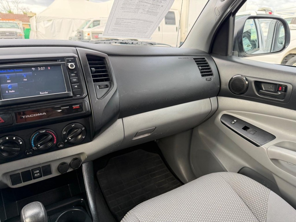 Toyota Tacoma Vehicle Full-screen Gallery Image 31