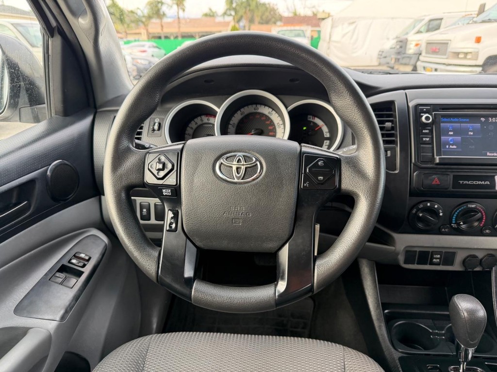 Toyota Tacoma Vehicle Full-screen Gallery Image 32