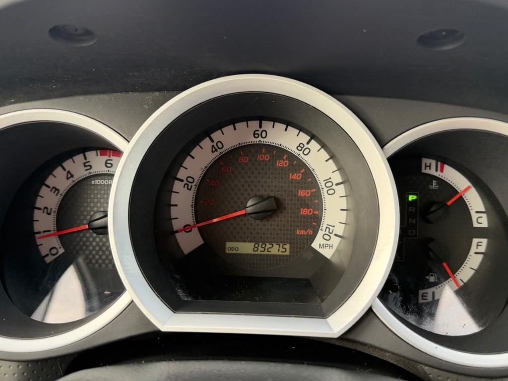 Toyota Tacoma Vehicle Full-screen Gallery Image 35