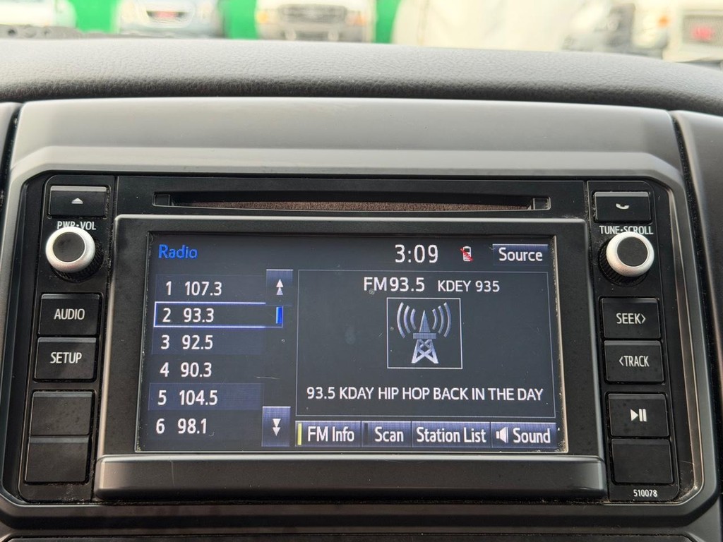 Toyota Tacoma Vehicle Full-screen Gallery Image 36