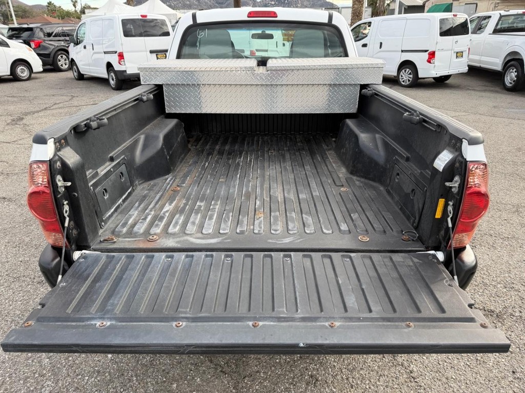 Toyota Tacoma Vehicle Full-screen Gallery Image 38