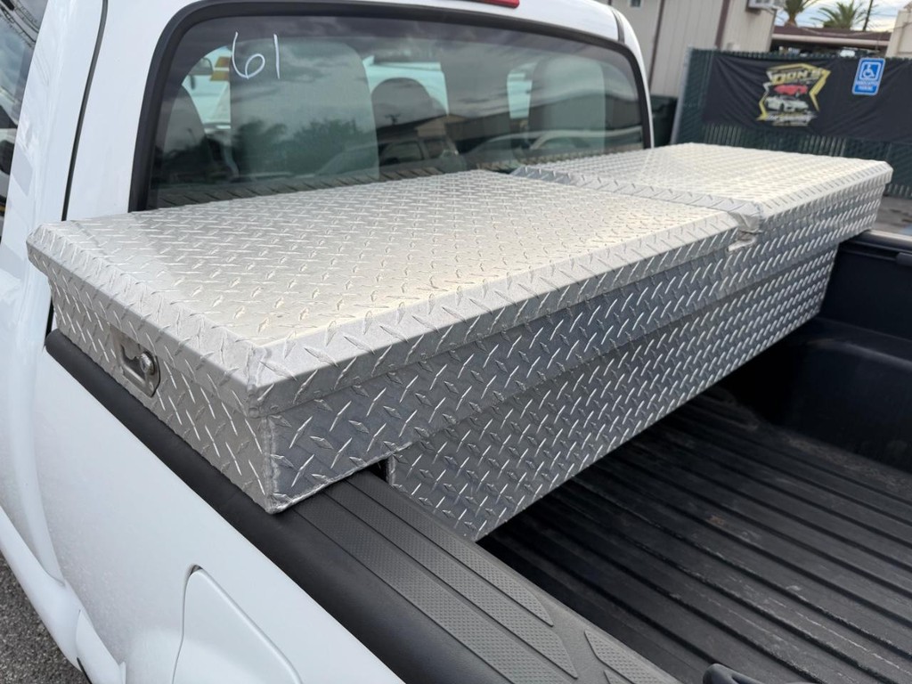 Toyota Tacoma Vehicle Full-screen Gallery Image 40