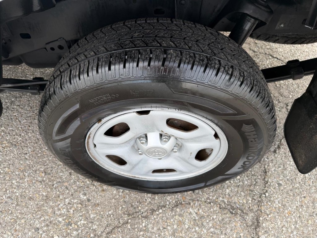 Toyota Tacoma Vehicle Full-screen Gallery Image 43