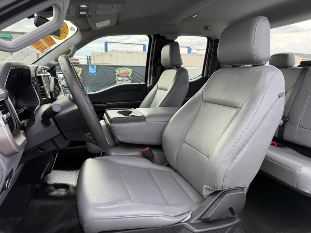 Ford F-150 Vehicle Full-screen Gallery Image 18