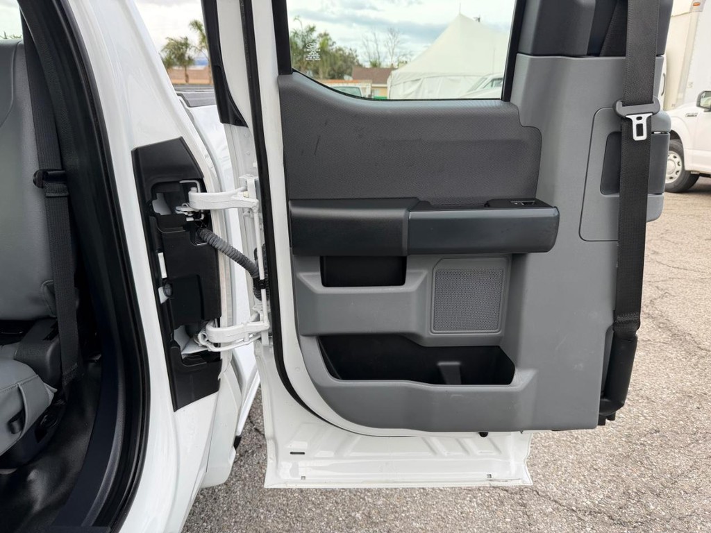 Ford F-150 Vehicle Full-screen Gallery Image 19