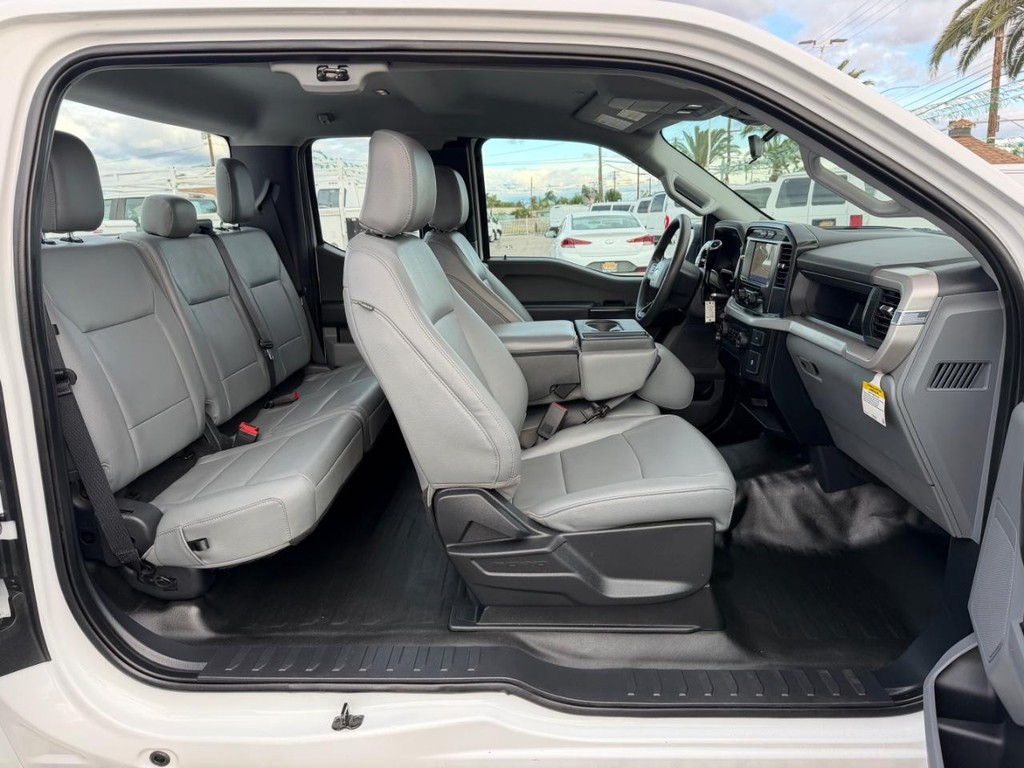 Ford F-150 Vehicle Full-screen Gallery Image 24