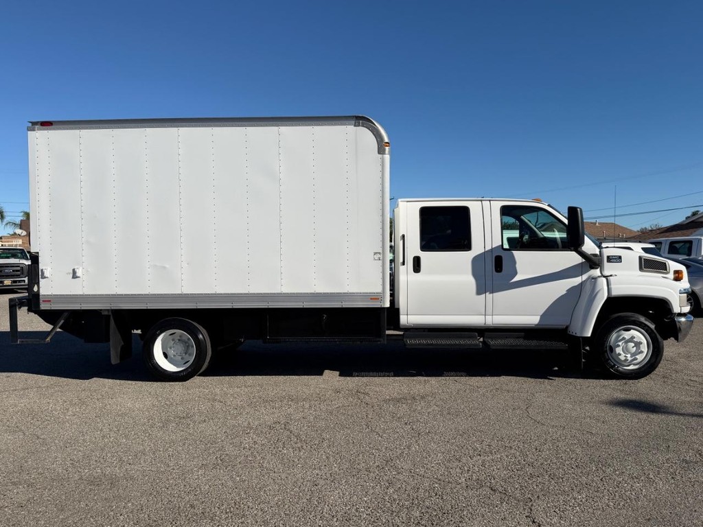 GMC C4500 CrewCab 14ft Box Truck w/ Liftgate Vehicle Full-screen Gallery Image 05