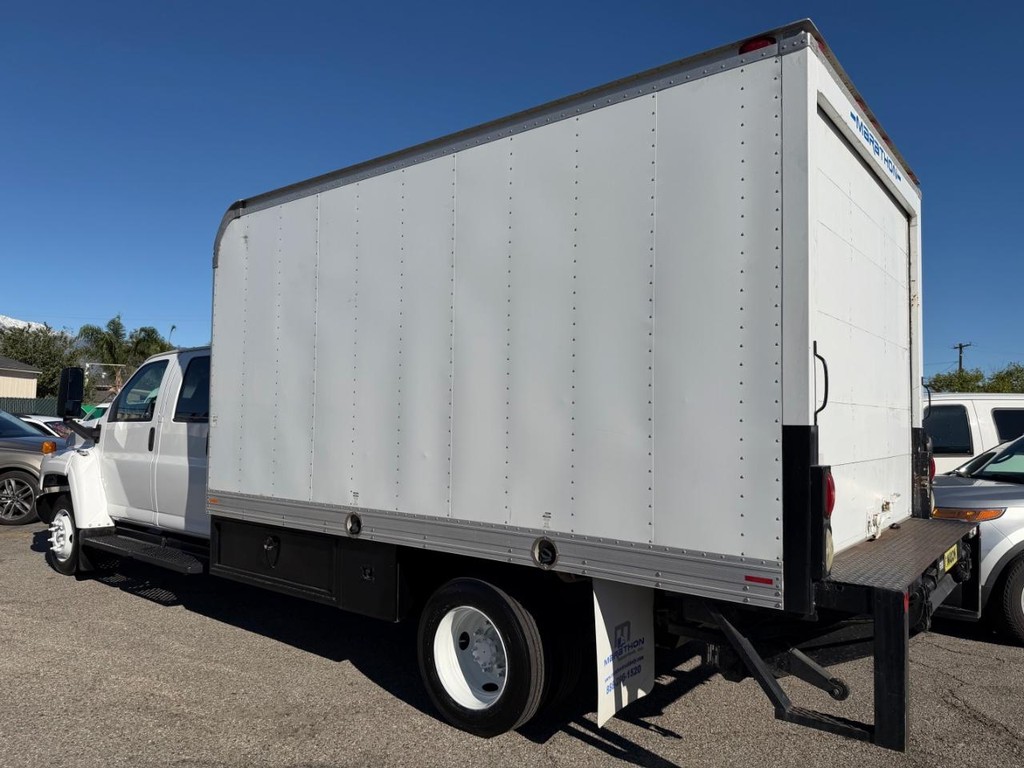 GMC C4500 CrewCab 14ft Box Truck w/ Liftgate Vehicle Full-screen Gallery Image 08