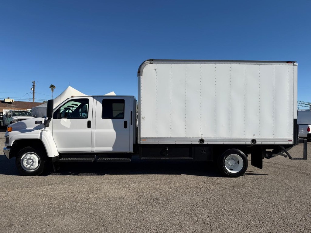 GMC C4500 CrewCab 14ft Box Truck w/ Liftgate Vehicle Full-screen Gallery Image 09
