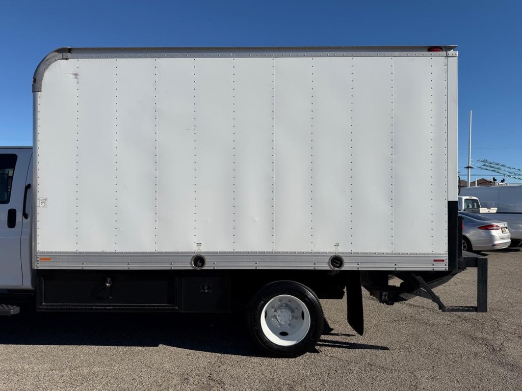 GMC C4500 CrewCab 14ft Box Truck w/ Liftgate Vehicle Full-screen Gallery Image 14
