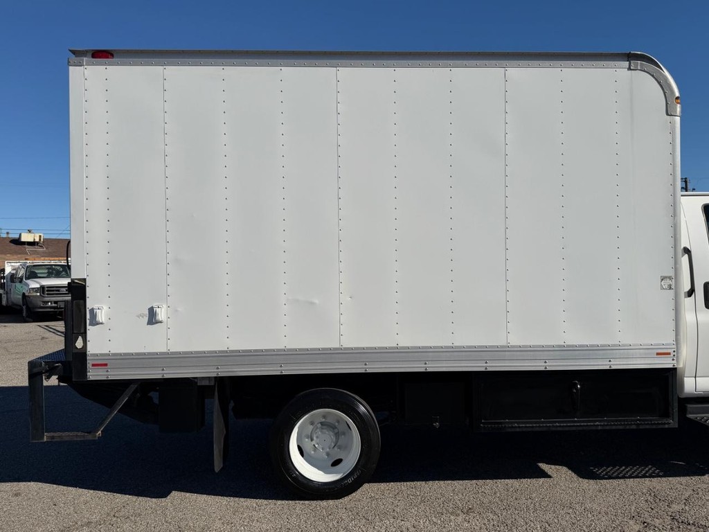 GMC C4500 CrewCab 14ft Box Truck w/ Liftgate Vehicle Full-screen Gallery Image 16