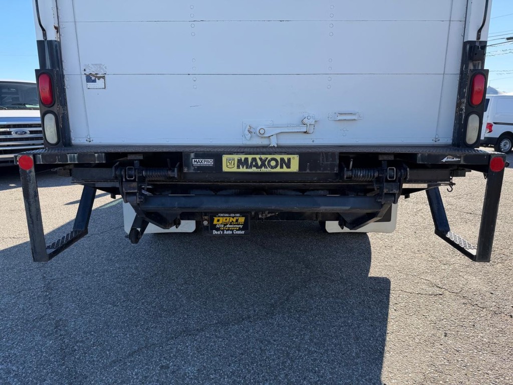 GMC C4500 CrewCab 14ft Box Truck w/ Liftgate Vehicle Full-screen Gallery Image 17