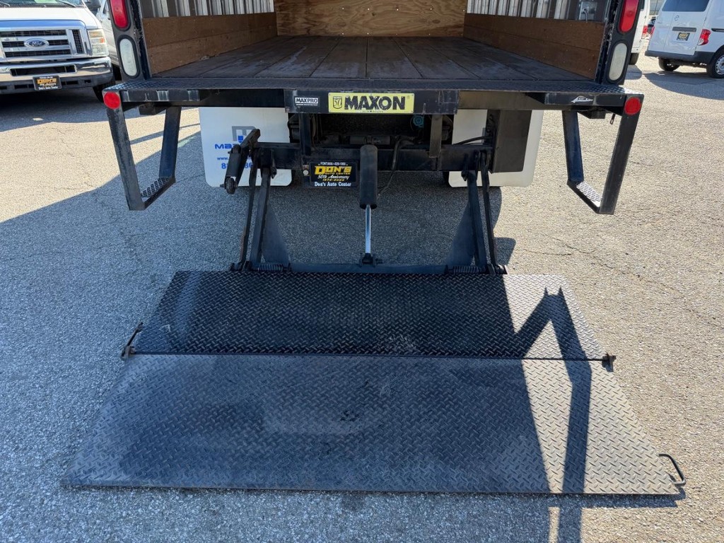 GMC C4500 CrewCab 14ft Box Truck w/ Liftgate Vehicle Full-screen Gallery Image 18