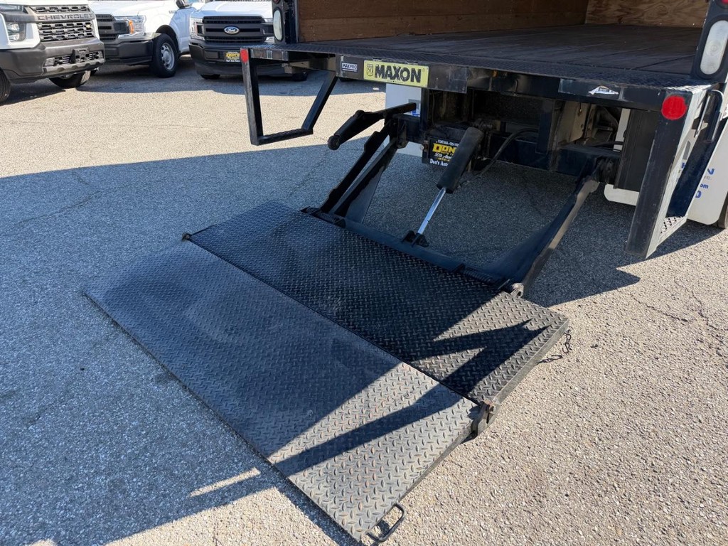 GMC C4500 CrewCab 14ft Box Truck w/ Liftgate Vehicle Full-screen Gallery Image 19