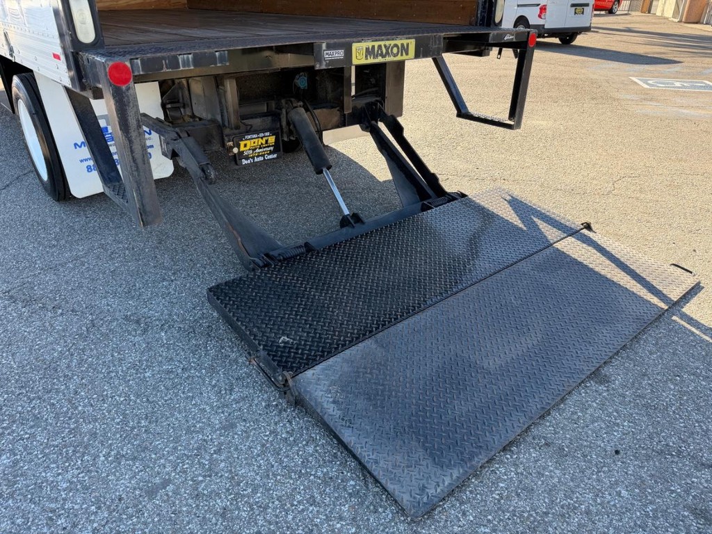 GMC C4500 CrewCab 14ft Box Truck w/ Liftgate Vehicle Full-screen Gallery Image 20