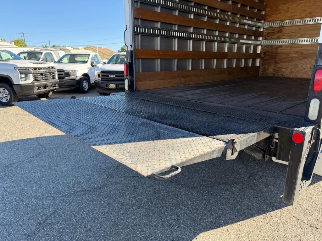 GMC C4500 CrewCab 14ft Box Truck w/ Liftgate Vehicle Full-screen Gallery Image 21