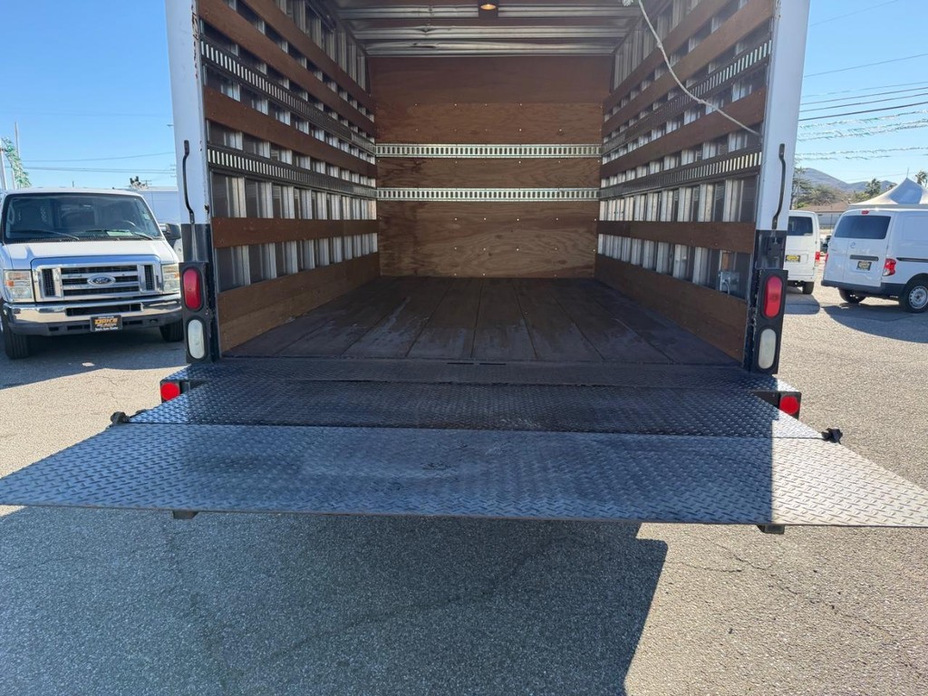 GMC C4500 CrewCab 14ft Box Truck w/ Liftgate Vehicle Full-screen Gallery Image 22