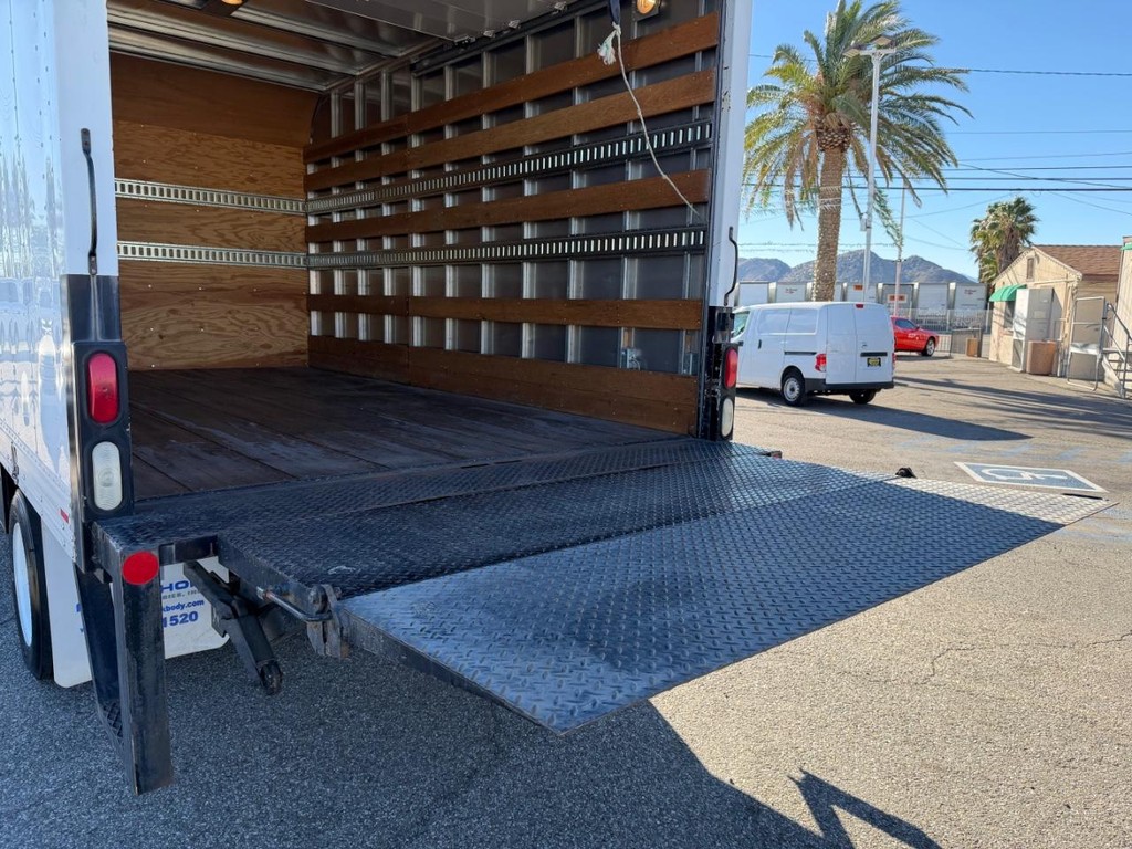 GMC C4500 CrewCab 14ft Box Truck w/ Liftgate Vehicle Full-screen Gallery Image 23