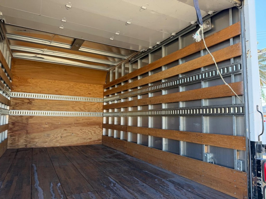 GMC C4500 CrewCab 14ft Box Truck w/ Liftgate Vehicle Full-screen Gallery Image 26