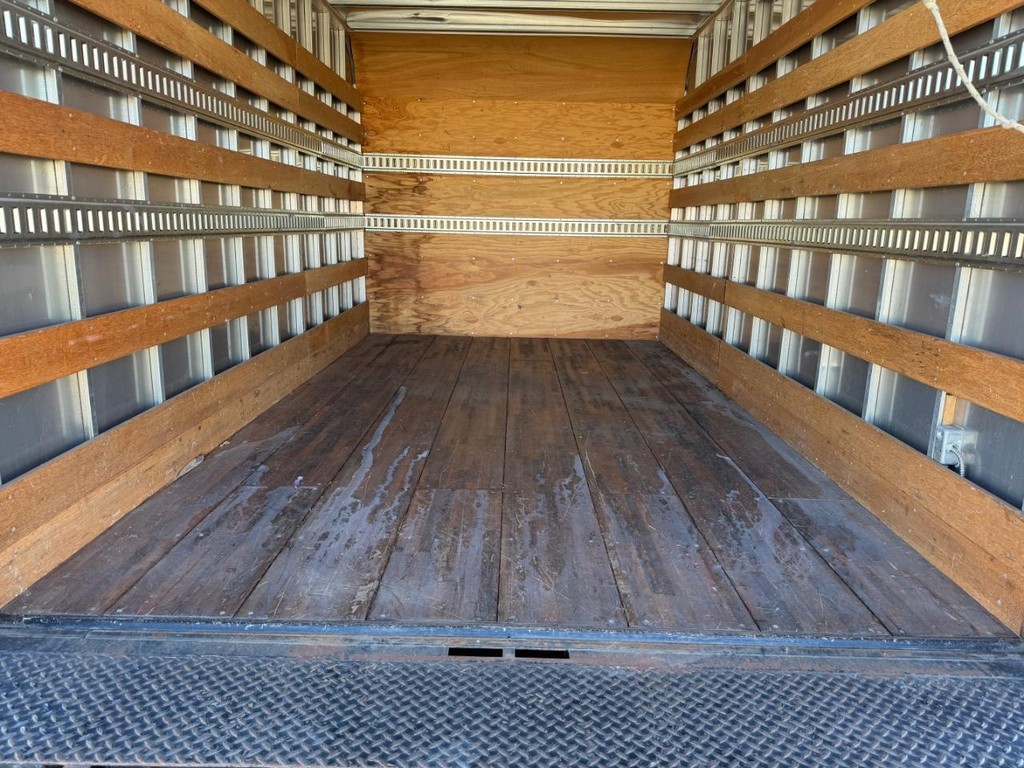 GMC C4500 CrewCab 14ft Box Truck w/ Liftgate Vehicle Full-screen Gallery Image 27