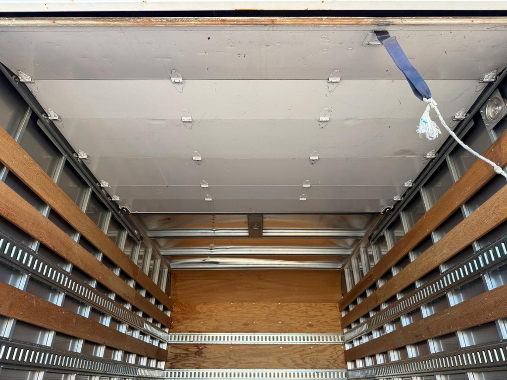 GMC C4500 CrewCab 14ft Box Truck w/ Liftgate Vehicle Full-screen Gallery Image 28