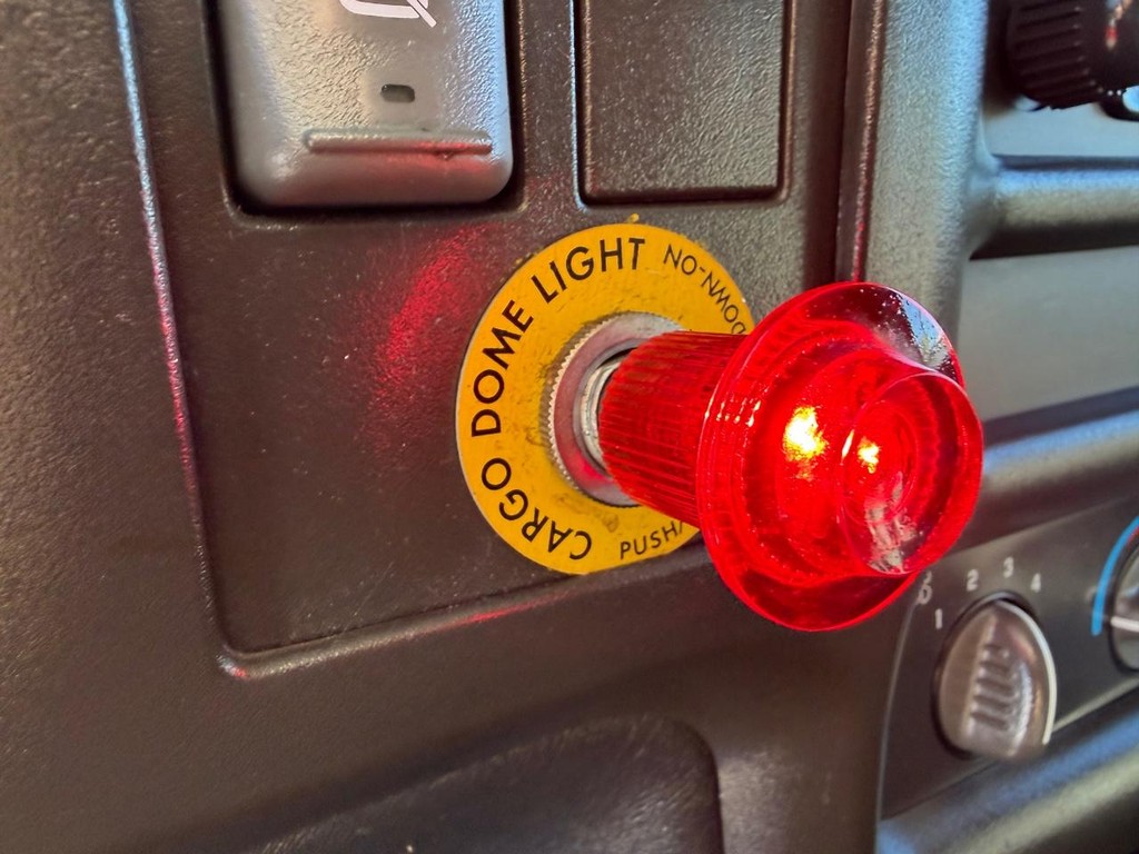 GMC C4500 CrewCab 14ft Box Truck w/ Liftgate Vehicle Full-screen Gallery Image 30