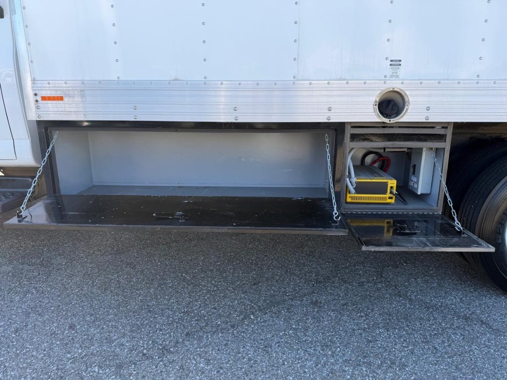 GMC C4500 CrewCab 14ft Box Truck w/ Liftgate Vehicle Full-screen Gallery Image 31