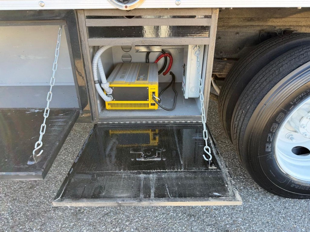 GMC C4500 CrewCab 14ft Box Truck w/ Liftgate Vehicle Full-screen Gallery Image 32