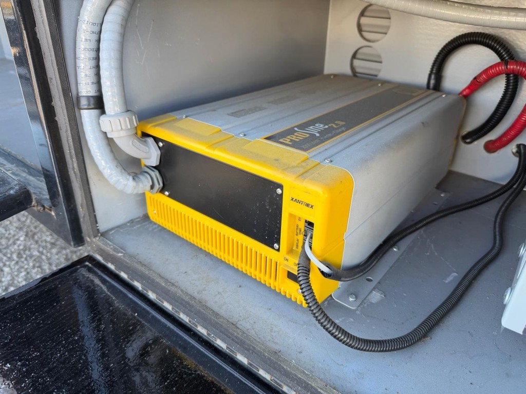 GMC C4500 CrewCab 14ft Box Truck w/ Liftgate Vehicle Full-screen Gallery Image 33