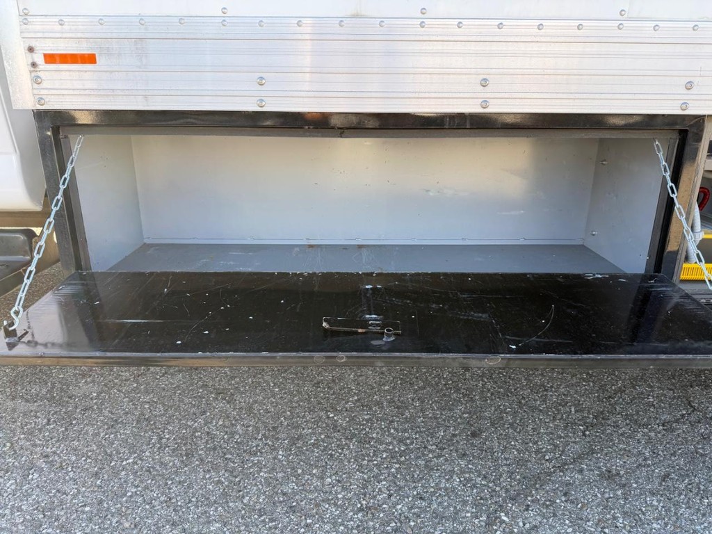 GMC C4500 CrewCab 14ft Box Truck w/ Liftgate Vehicle Full-screen Gallery Image 34