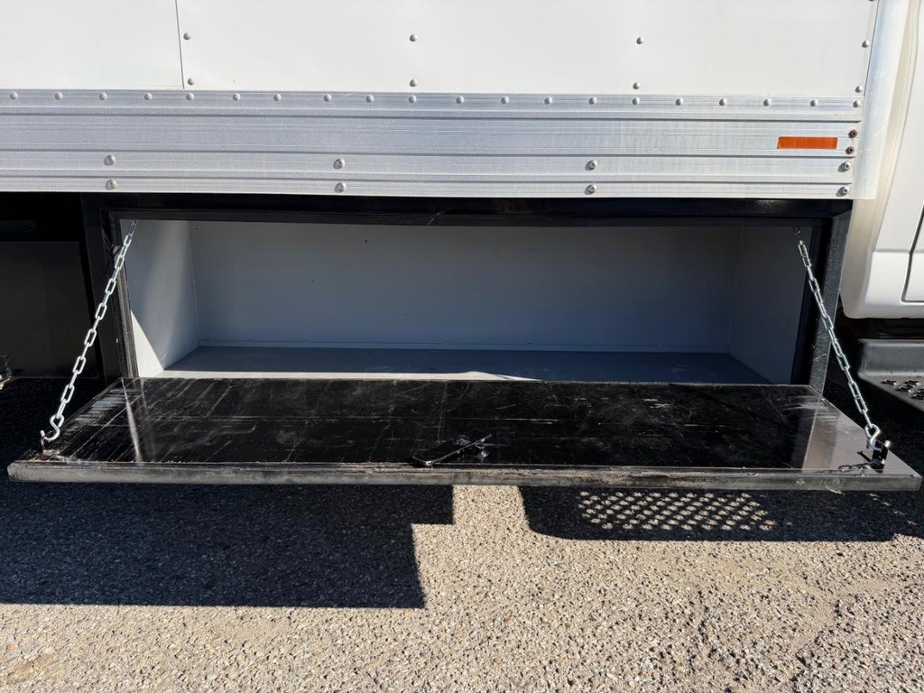 GMC C4500 CrewCab 14ft Box Truck w/ Liftgate Vehicle Full-screen Gallery Image 35