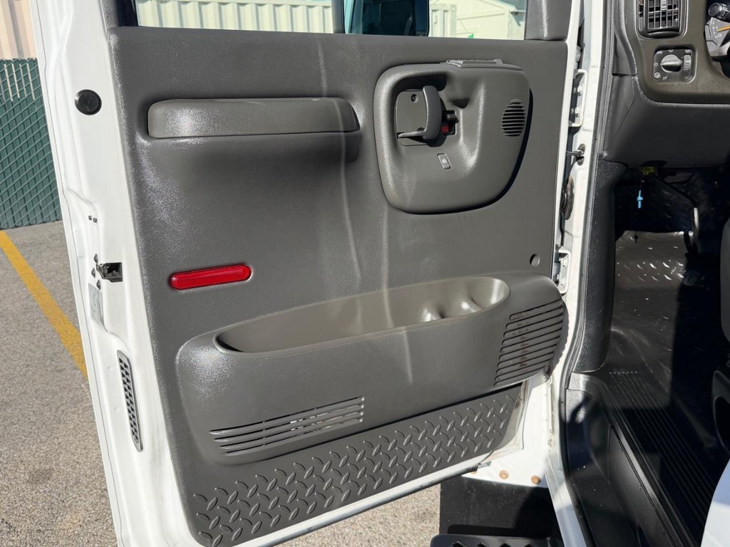 GMC C4500 CrewCab 14ft Box Truck w/ Liftgate Vehicle Full-screen Gallery Image 36