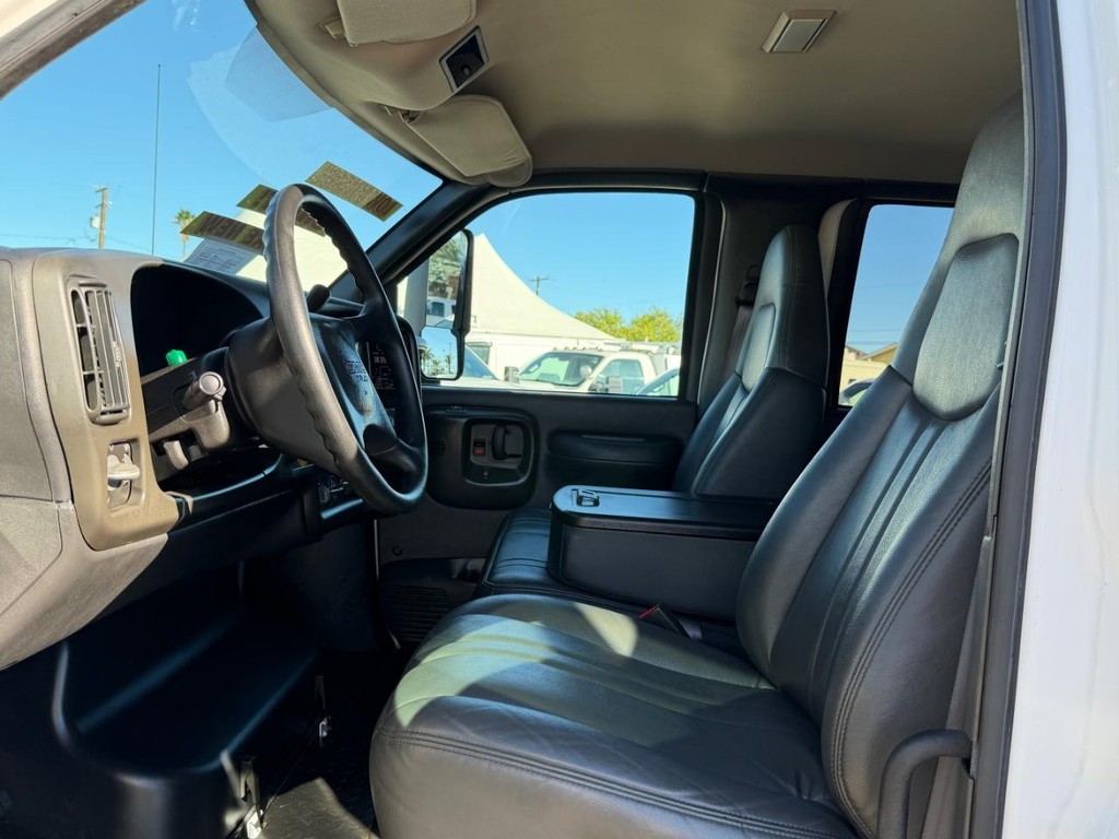 GMC C4500 CrewCab 14ft Box Truck w/ Liftgate Vehicle Full-screen Gallery Image 38